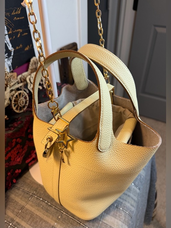 Leather Cream Hand bag w Crossbody Strap & lock
